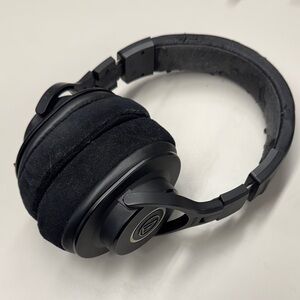 Audio-Technica - ATH-M40x - Professional Studio Headphones